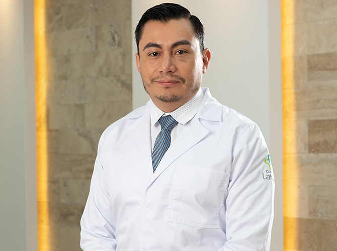 Dr. Andrés Cárdenas Haro — Medicina Intensiva en Clínica Latino