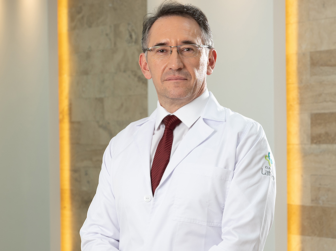Dr. Juan Astudillo Piedra — Cirugía General en Clínica Latino
