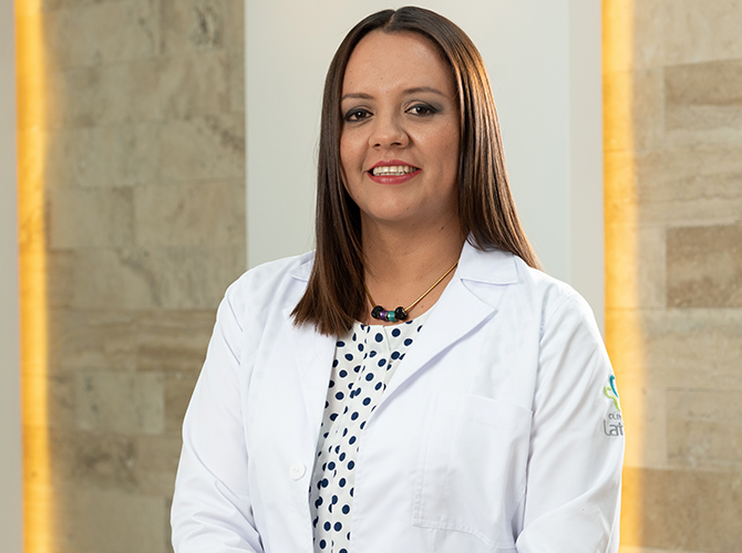 Dra. Karina Paola Ojeda Orellana — Medicina Interna en Clínica Latino