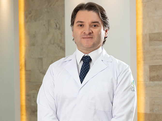 Dr. Pablo Cordero Cobos — Traumatología en Clínica Latino